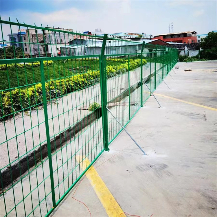 道路护栏养殖隔离网格铁丝网围栏鱼塘防护栏果园防护网钢丝