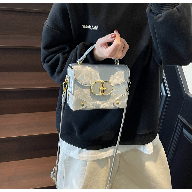 Fashionable and trendy small bag 2025 new women's bag, summer casual and simple crossbody bag, hand-held texture small square bag undefined