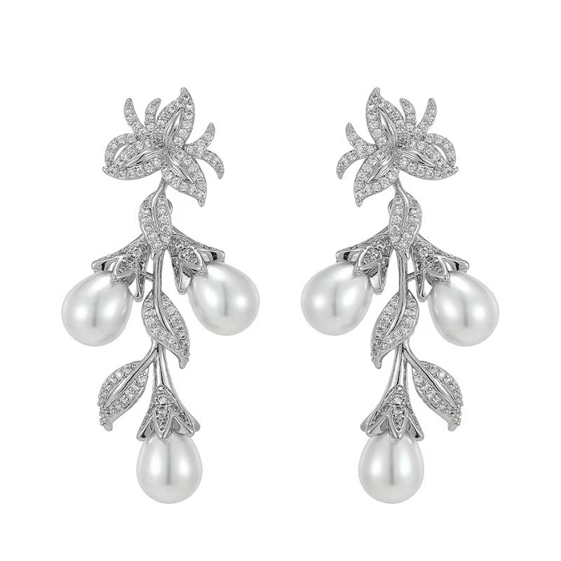 Pendientes largos con perla flor y hoja dorada estilo francés_voghion.com