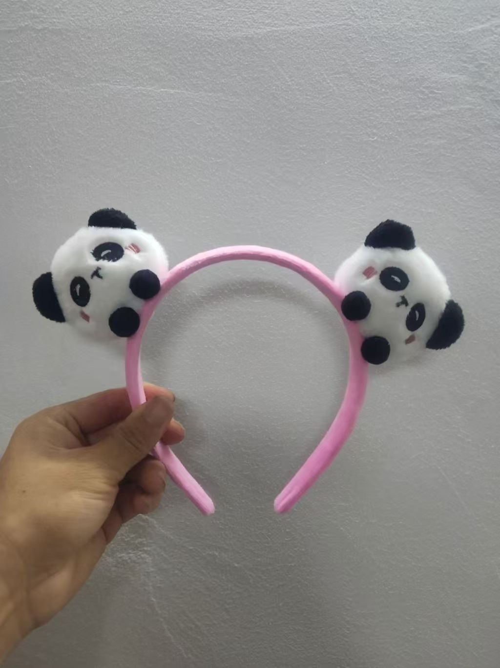 男女通用の大きいパンダのカチューシャは卸売りします。
