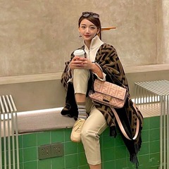 批发秋冬经典字母双面FD羊绒斗篷流苏披肩单依纯同款外套旅游披风