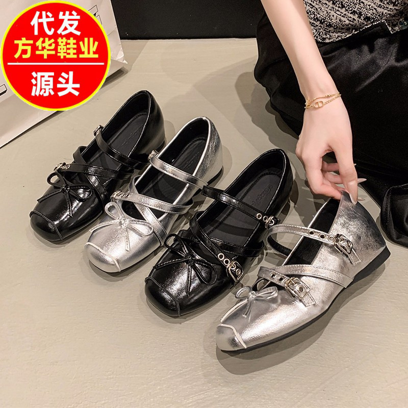 Zapatos de botón retro plateados de boca superficial para mujeres 2026 primavera y verano nuevos botones franceses con falda zapatos de ballet