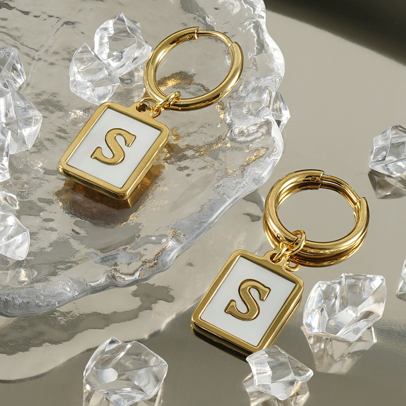 Cross-border ins estilo pendientes de letras de concha de acero inoxidable hembra 18K pendientes de acero de titanio de oro 26 letras pendientes cuadrados hembra