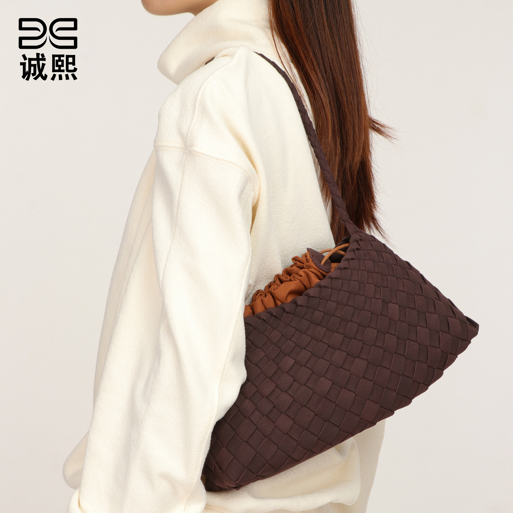 New autumn and winter collection: textured woven women’s handbag, a stylish and sophisticated shoulder bag, a chic tote bag, and a versatile mother-and-daughter bag