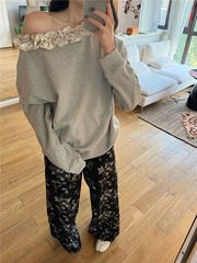 灰色斜肩立体花朵拼接卫衣女装秋冬季宽松套头设计感小众上衣外穿