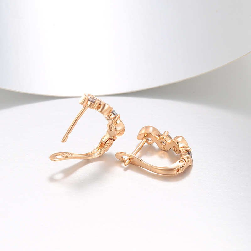 Xuping aleación de cobre chapado 18k ruso nicho de diseño de moda en forma de D hebilla pendientes de aguja recta al por mayor