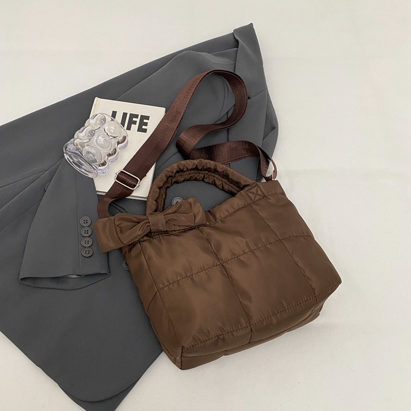 Gran capacidad de moda simple retro bolso plisado 2023 Otoño e Invierno nuevo todo-fósforo hombro crossbody bolsa