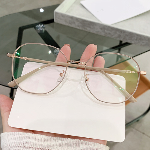 Ultra-lightweight metal vintage eyeglass frames for men and women—stylish, polygonal design with large frames, available in prescription options and featuring blue-light protection for nearsightedness.