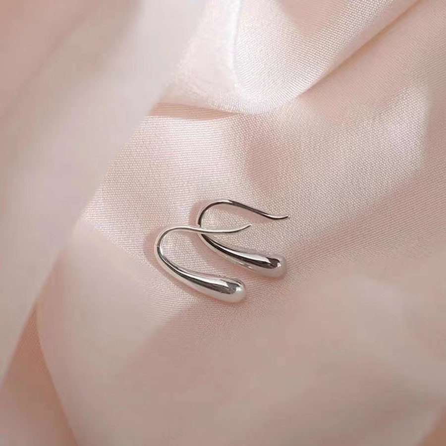 Nuevos pendientes de gota de agua brillantes y modernos, diseño exclusivo, ganchos para las orejas frescos y dulces, pendientes de diseño sencillo estilo forestal.