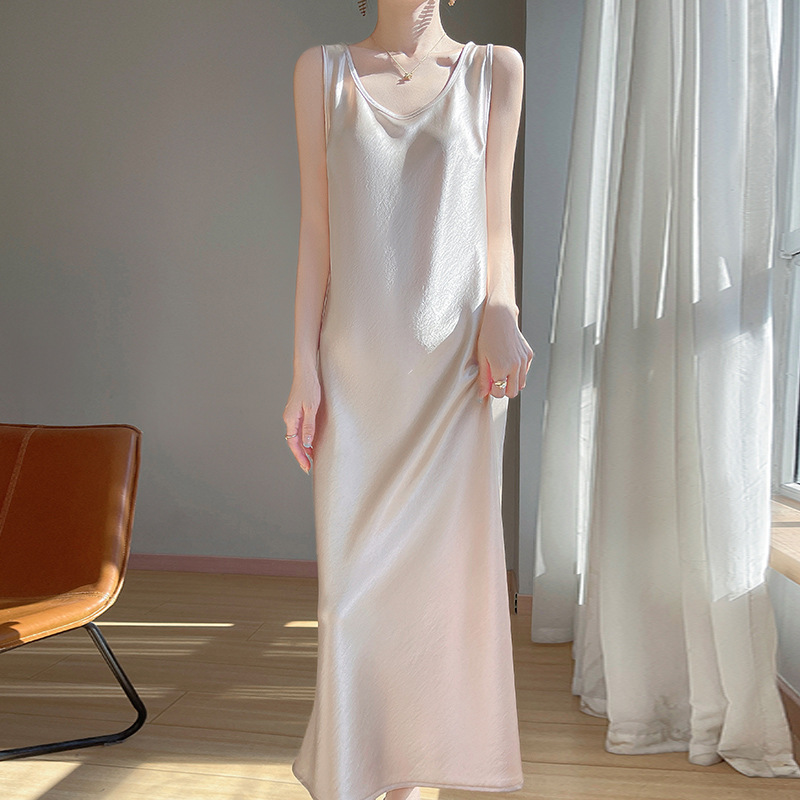 Spring summer solid color colored dress with a round collar