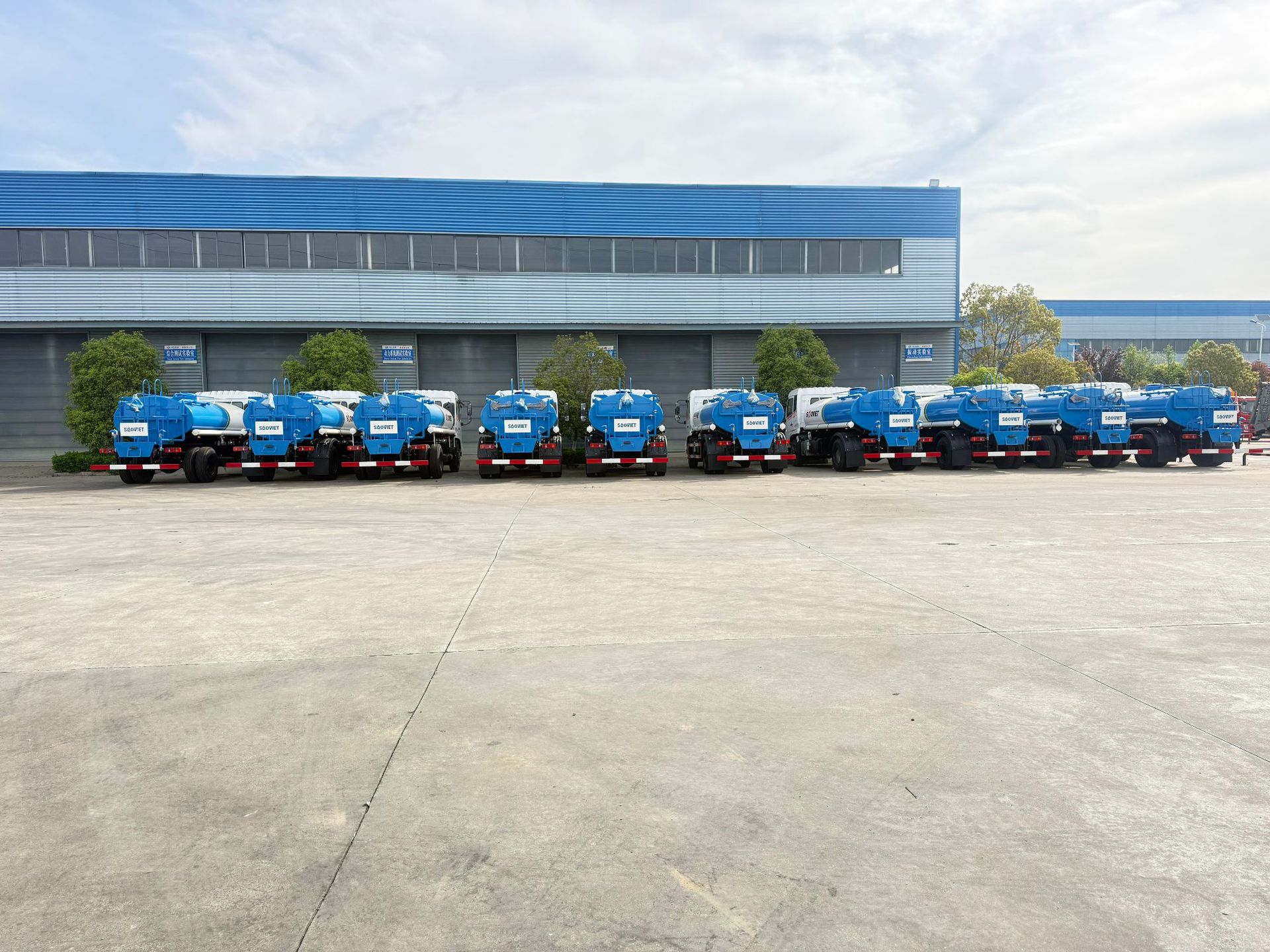 Export Foreign Trade 12-Ton Sprinkler Truck, National Standard 3, for Landscaping Spraying, Municipal Sanitation Engineering Vehicle, Landscaping Water Transport Vehicle