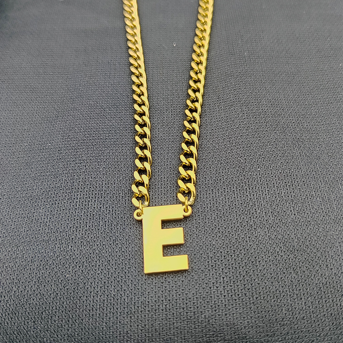 Collar de cadena cubana de acero inoxidable estilo hip-hop con apellidos europeos y americanos, colgante de letra mayúscula de oro de 18K con 26 letras.
