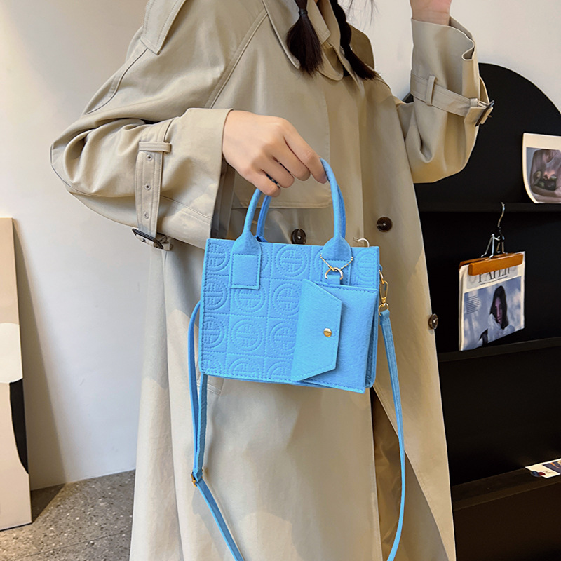 Nuevo este año popular en relieve de dos piezas bolsa de mensajero de moda Estilo occidental fresco bolso de color sólido 2023 Otoño e Invierno