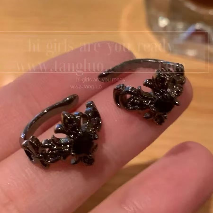 Nuevo clip de oreja de flor cruzada negra de pistola, pinza de oreja ajustable sin perforaciones de alta calidad, indolora, diseño de nicho, dulce y fresco