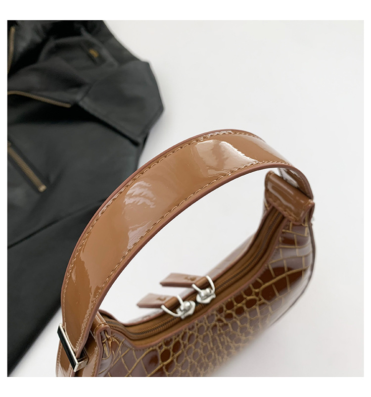 Women's Small Pu Leather Solid Color Crocodile Streetwear Pillow Shape Zipper Underarm Bag display picture 11