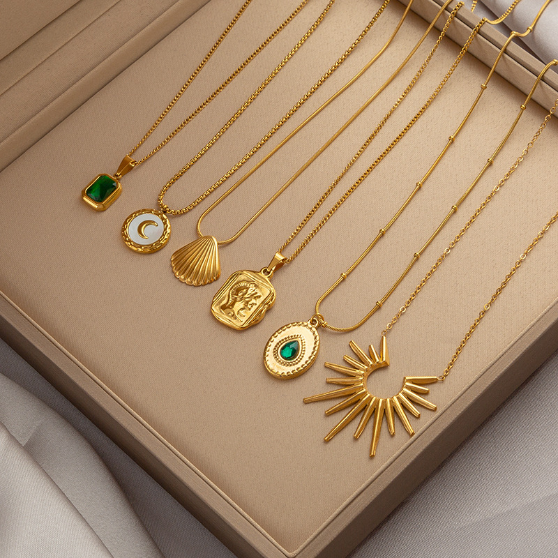 European and American Fashion Accessible Luxury Niche Emerald Titanium Steel Necklace Women's Ins Style High-End Clavicle Chain Accessories Does Not Fade