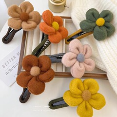 気質は大きいサイズの花を挟んで女性の後頭部を挟んで髪を伸ばします。