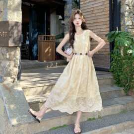 奶黄色度假风刺绣花边无袖连衣裙女2026新款夏法式温柔风收腰长裙