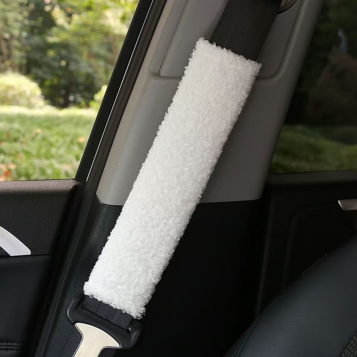 Autumn and winter car seatbelt shoulder pad, car protective cover, anti-neck strangulation, essential car accessory for new cars, car interior decoration for girls