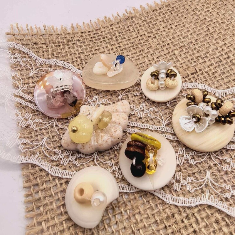 Resin Accessories Wholesale DIY Accessories Handmade Materials Autumn and Winter New Style Handmade Hand-Sewn Beaded Round Resin Buttons Resin Accessories Wholesale DIY Accessories Handmade Materials Autumn and Winter New Style Handmade Hand-Sewn Beaded Round Resin Buttons