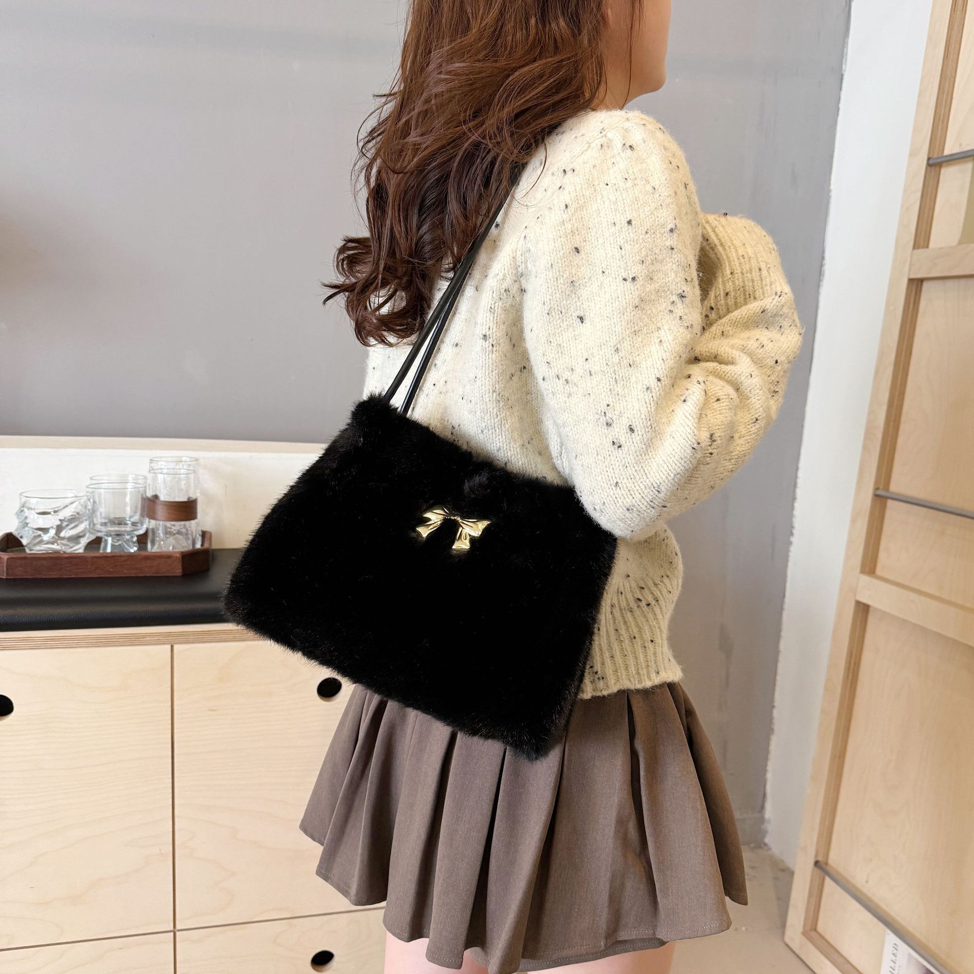 Nuevo bolso de peluche de moda 2024 en otoño e invierno, bolso de peluche de moda, bolso de peluche de un solo hombro, bolso especial INS