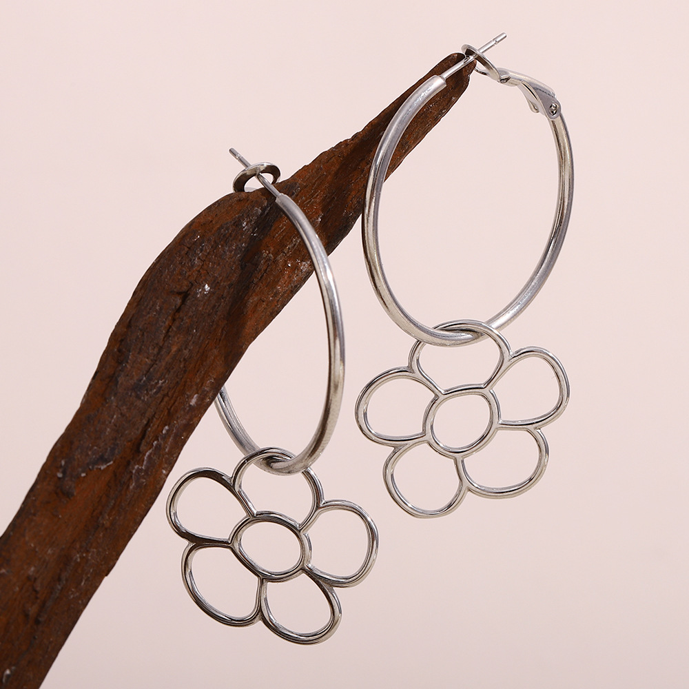 European and American Ins Fashion Elegant High-end Elegant Ear Buckle Stainless Steel Plated 18K Gold Buckle Flower Pendant Earrings for Women