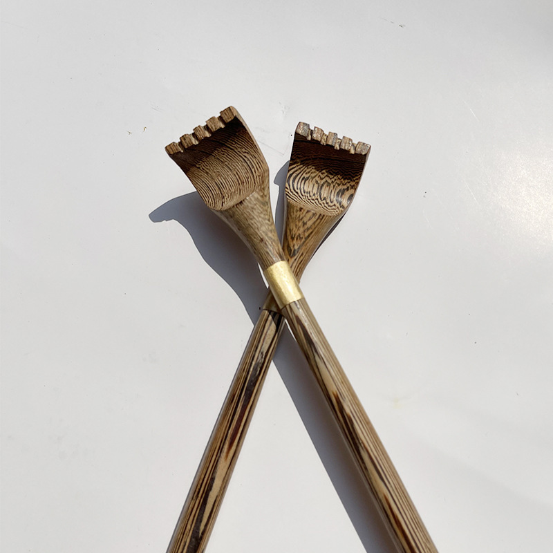 鶏の羽の木の赤い花梨の経典の両用の点の穴の棒の老人は喜んでかゆい器を掻いて背中の家庭をつかんでかゆいです。|undefined