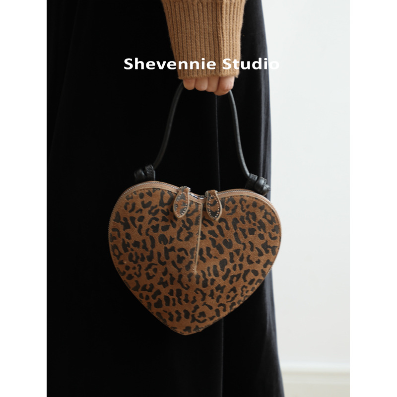 2024 가을과 겨울 새로운 색상의 틈새 말 머리 스웨이드 사랑 가방 핸드백 비스듬한 붕괴 어깨 가방 작은 가방