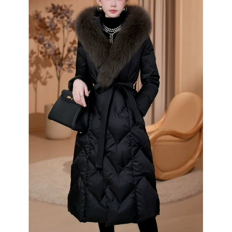Модный дизайн с большим меховым воротником, хлопковая куртка средней длины для женщин, новый зимний стиль 2025 года, хлопковое пальто с затягиванием талии и похудением.