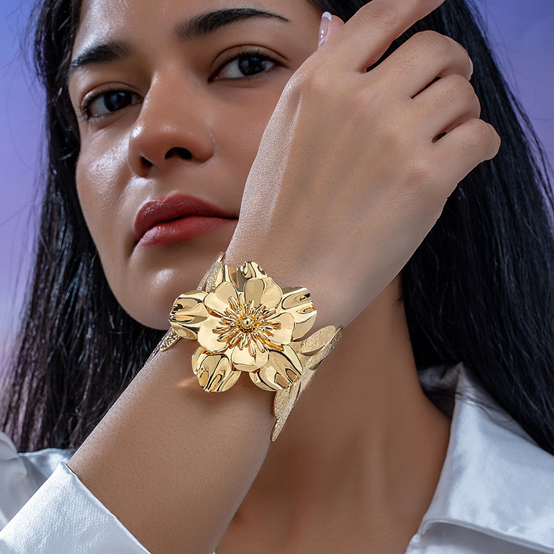Europa y Estados Unidos plumas transfronterizas hojas bordas abiertas pulsera ligera lujosa alta sensación brazalete punk jeans de moda joyas mujeres image 42
