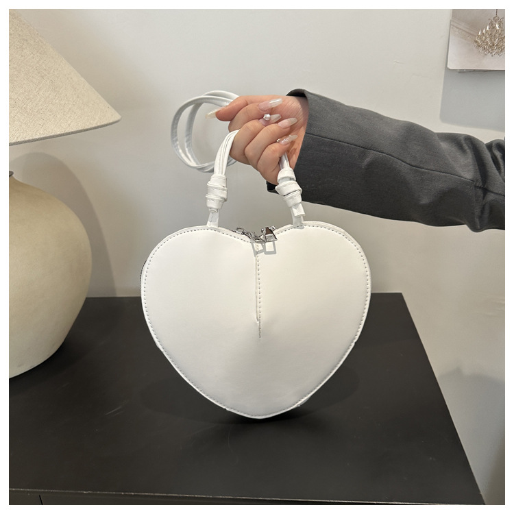 Women's PU Heart Shape Basic Classic Style Sewing Thread Heart-shaped Zipper Underarm Bag display picture 24