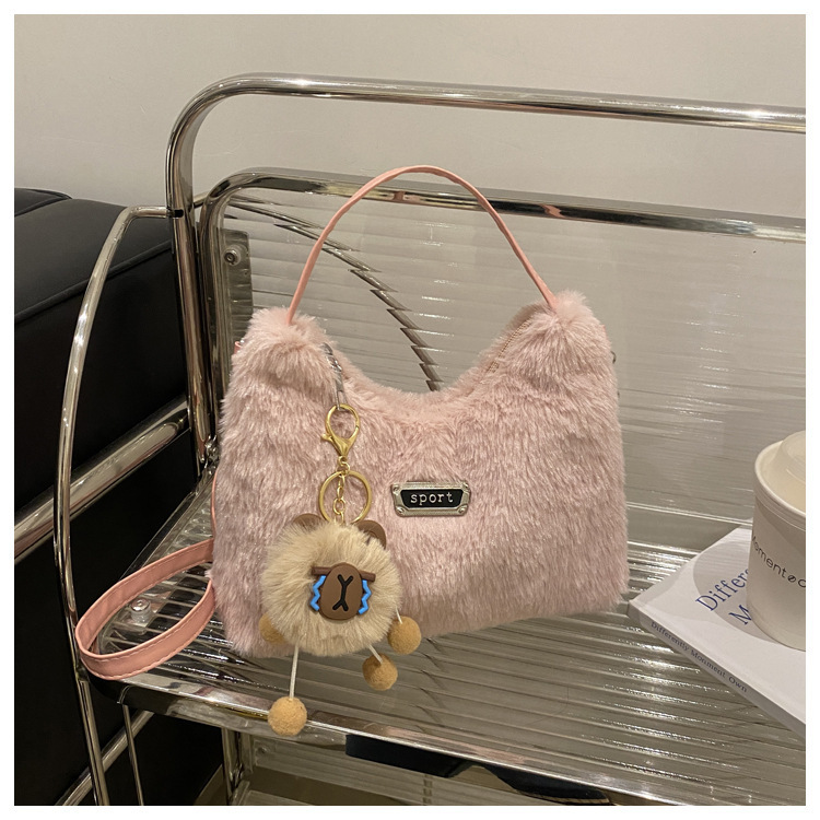 新しい秋冬のぬいぐるみはミンクの毛をまねてファッション的な洋気のペンダントの純色の大容量の斜め掛けの片肩のハンドバッグの女性の柔らかいです。|undefined