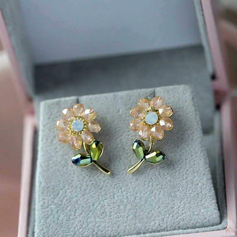 Korea Fresh Crystal Flower Stud Ohrringe Creative Wild Petals Ohrringe display picture 2