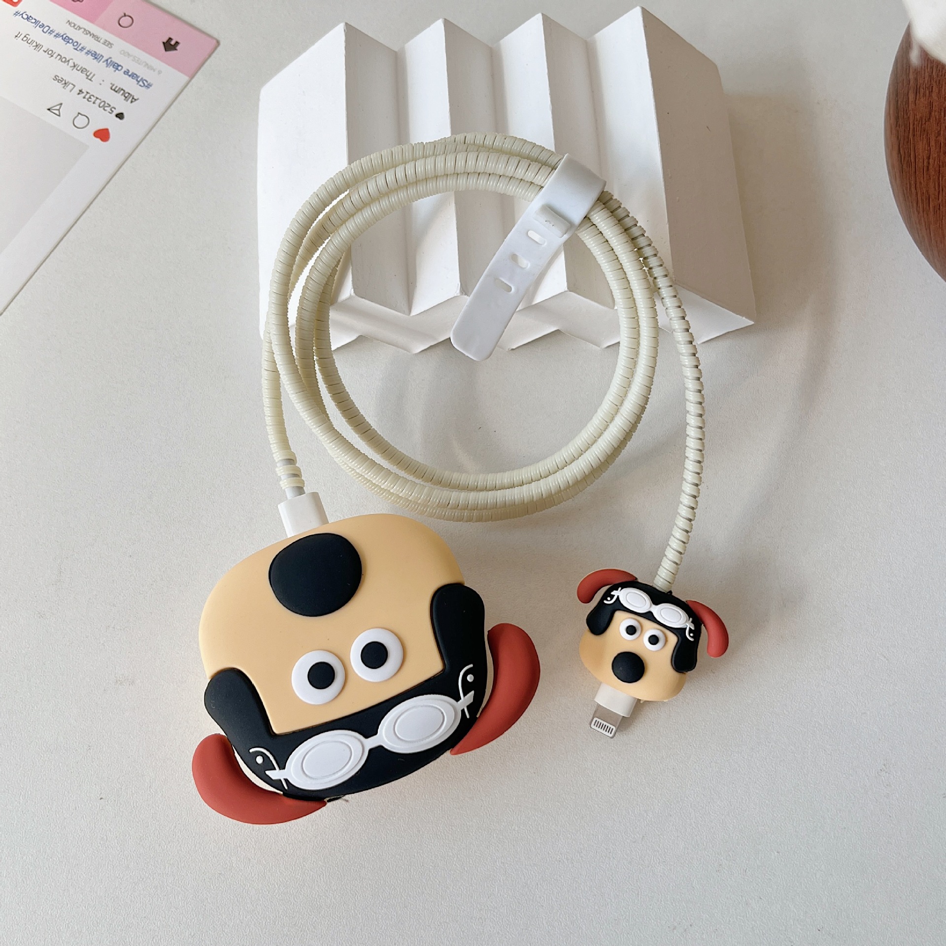 2024 nueva cubierta protectora de cabezal de carga rápida estándar británico de dibujos animados de 20W para cargador de Apple 20WPD plegable de tres enchufes