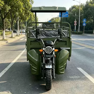 Sərnişin üçtəkərli motosikllar Fuel-Powered Three-Wheeled Vehicles for