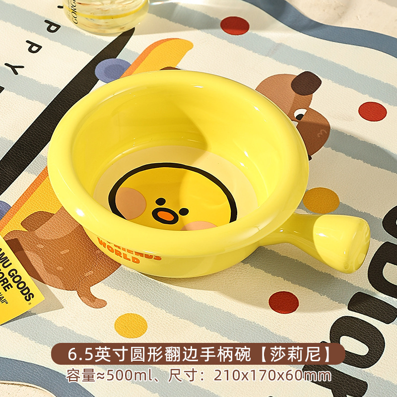 ブラウン熊はハンドル付きの陶磁器焙煎チーズグラタンを持っています。|undefined