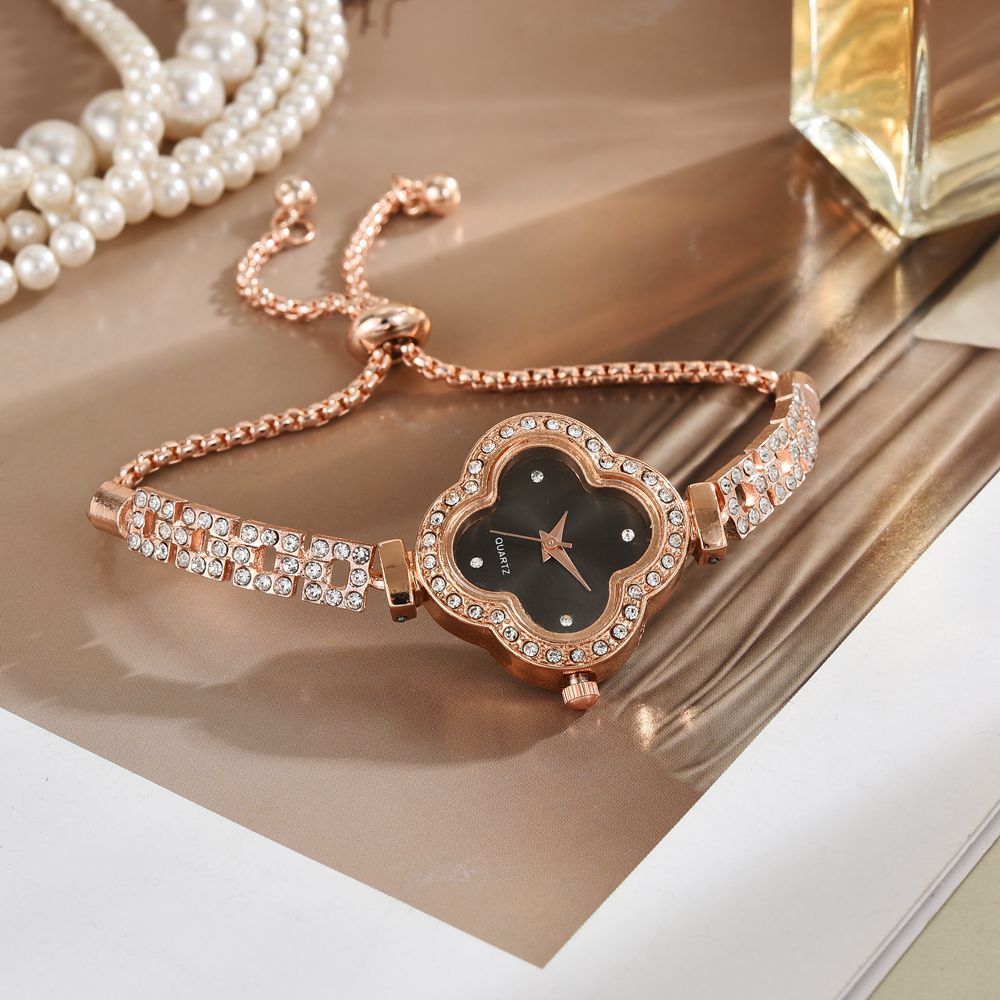 Reloj de pulsera de trébol de cuatro hojas para mujer con incrustaciones de diamantes, lujo ligero, nicho, temperamento de moda de alta gama, exquisito nuevo estilo, pulsera para mujer, reloj para mujer