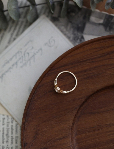 A niche high-end design sensibility zirconium-plated 18k ring with a minimalist and elegant style, engagement ring, wedding gift for girlfriend.