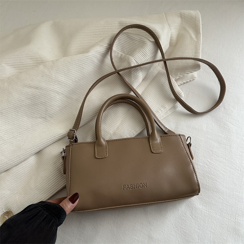 Bolso cuadrado pequeño simple de mano 2025 primavera y verano nuevo estilo bolso de hombro de moda de alta gama versión coreana bolso de mensajero de nicho femenino