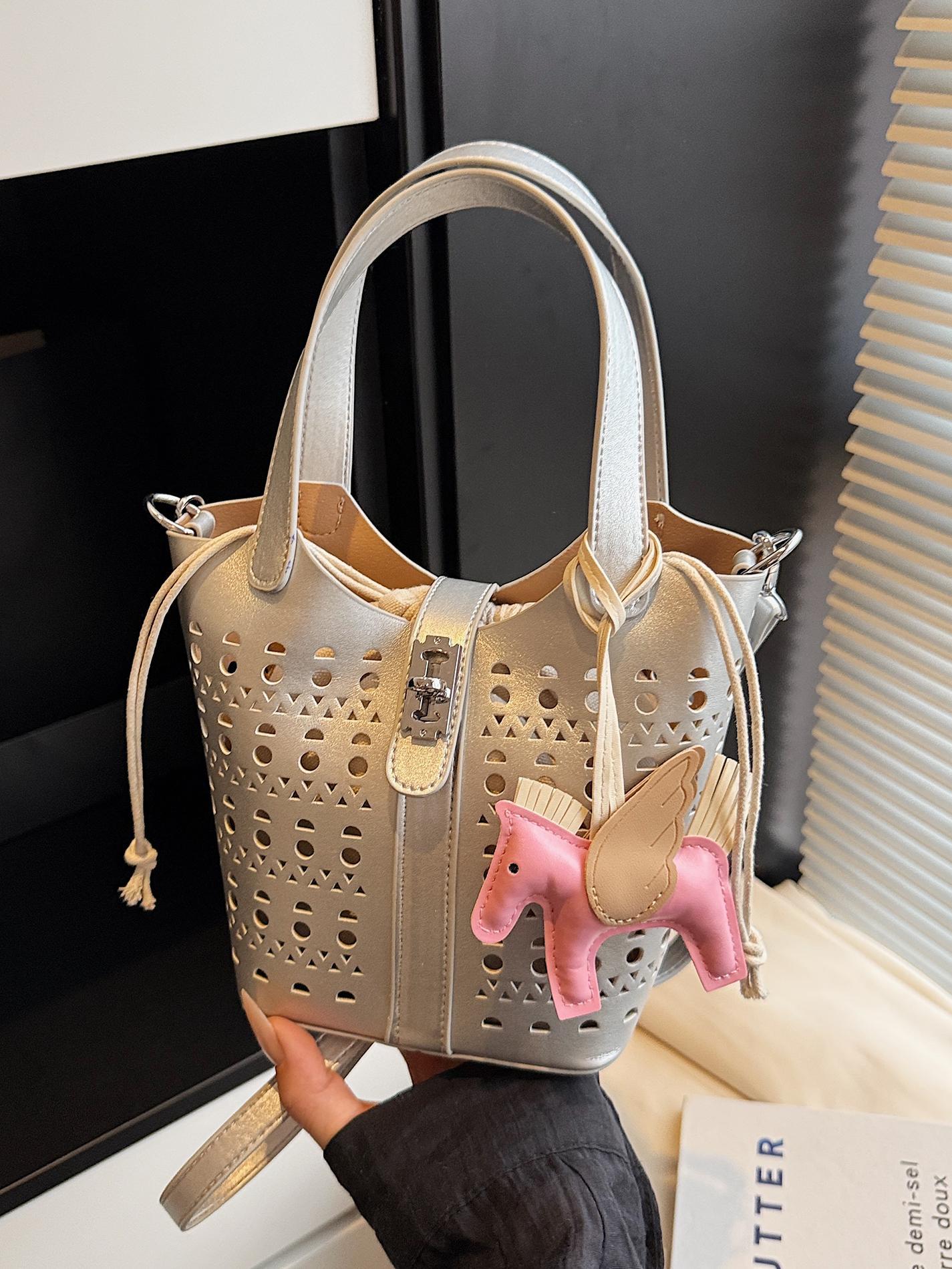 Nicho de diseño hueco bolsa de canasta de verduras para mujeres 2025 verano nueva moda alta sensación bolso de cubo de agua