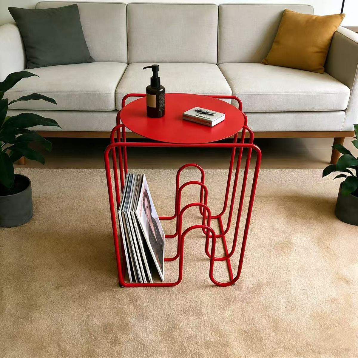El mismo día, la mesa de té de la sala de estar de la casa de dopamina no ocupa espacio en la cabecera de la cama, estante de hierro forjado, sofá de borde