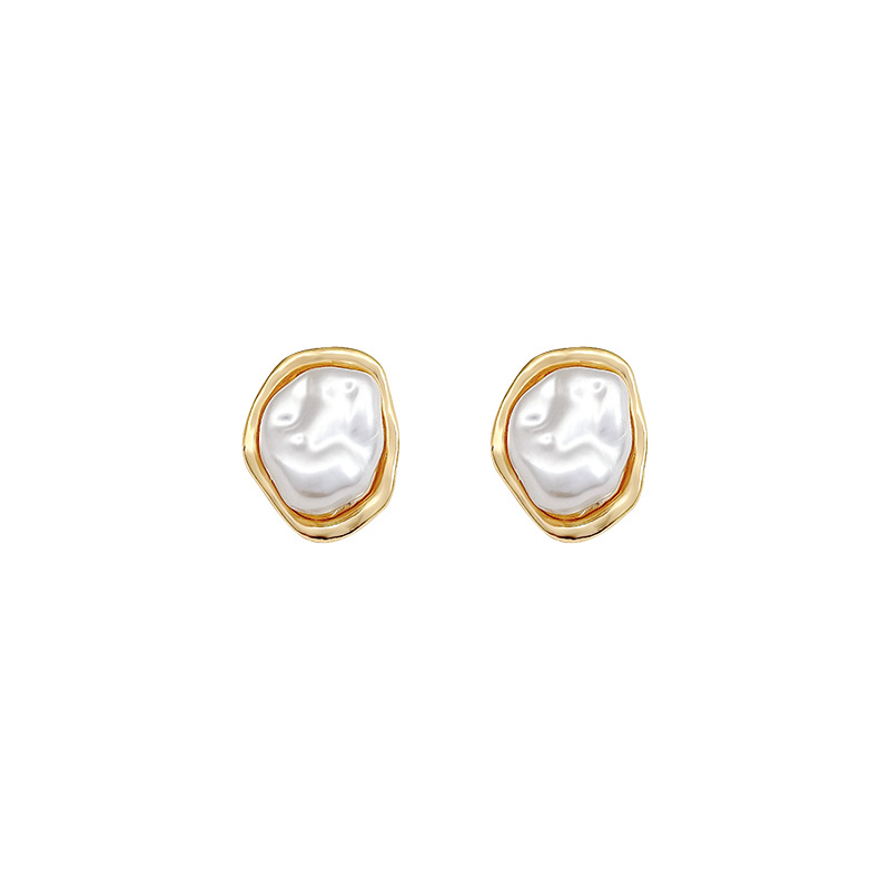 Geometric fashionable elegant earrings from pearl