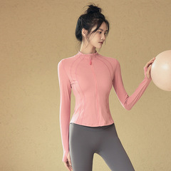 ヨガの服の女性の秋冬はファスナーの運動の上着に乗って外に走って訓練する長袖の修身を着てやせているフィットネスの上着を現します。
