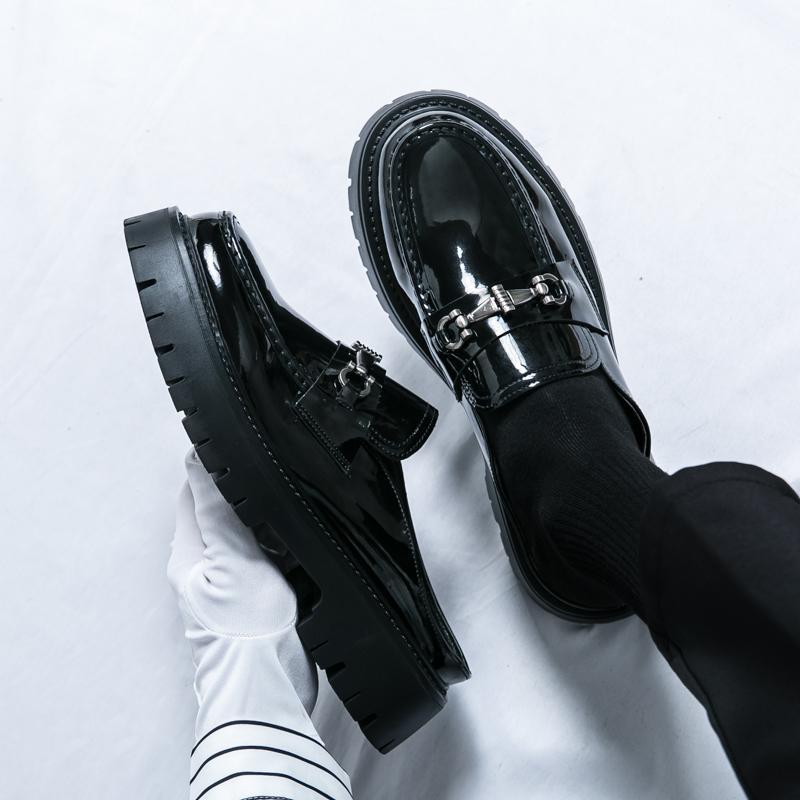 2025 transfronterizos bolsas grandes zapatos de cuero de piel esmaltada zapatos de cuero brillante para hombres adolescentes sin talón