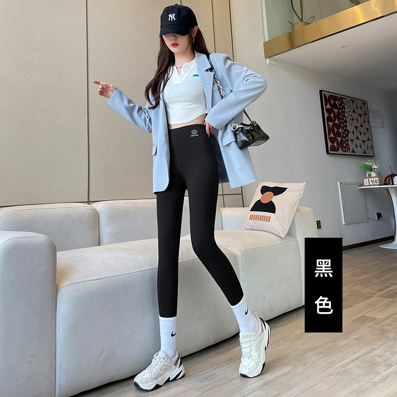 Black Peach a thin cropped [black]]