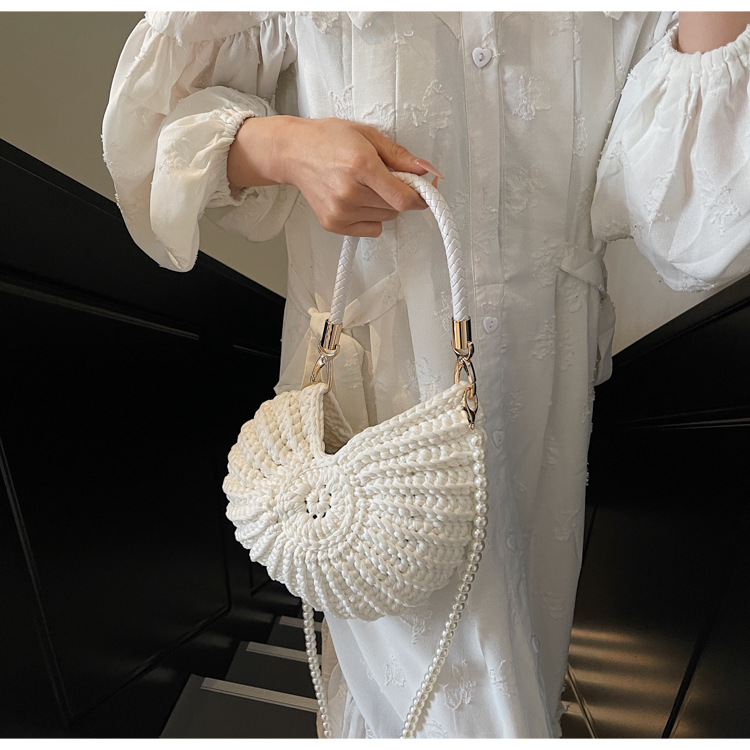 Women's Medium Cloth Solid Color Vacation Weave Shell Open Crossbody Bag display picture 26