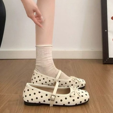 2026 nuevo verano arco de cabeza cuadrada de color de punto nicho ligero de hebilla de una palabra zapatos de moda de mujer