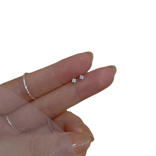 Delicate and exquisite rhombus S925 silver needle earrings with square zirconia studs, suitable for ladies, minimalist and elegant fashion earrings.