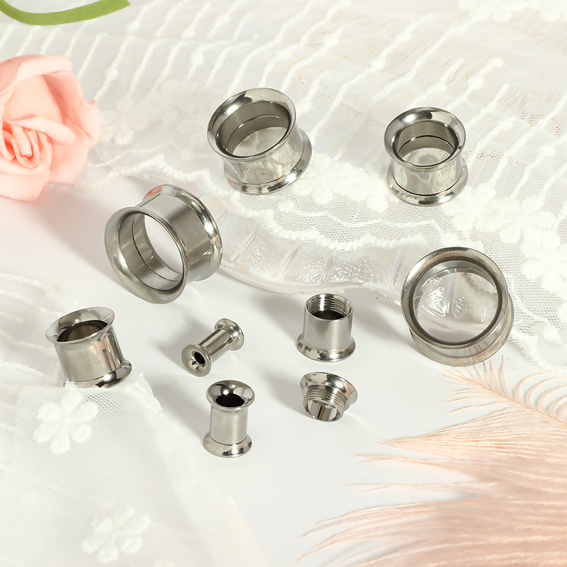 16G labret stud size and finish detail