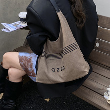 初秋新款高颜值复古小众松弛感条纹字母托特包女轻便通勤斜挎包
